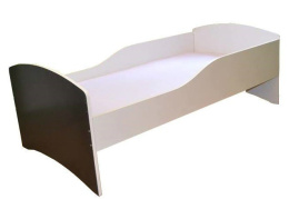 Łóżko pojedyncze z materacem dla dziecka i tablicą