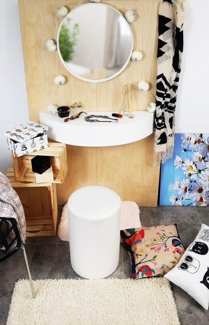 Toaletka kosmetyczna drewniana nowoczesna do sypialni